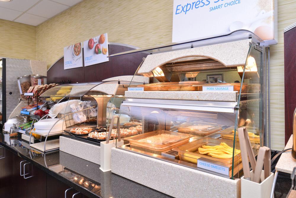 Holiday Inn Express & Suites Central Omaha By Ihg Exterior photo