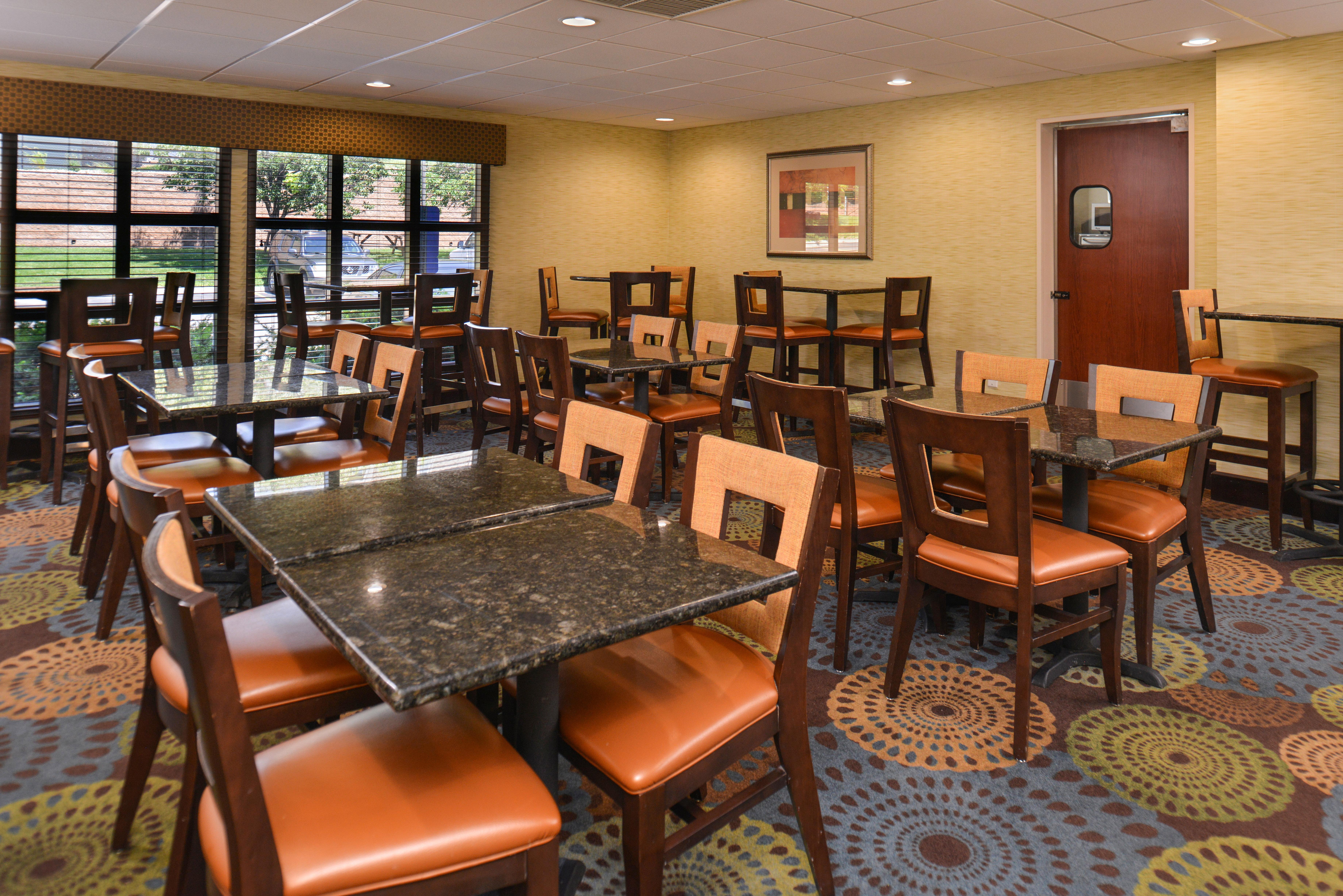 Holiday Inn Express & Suites Central Omaha By Ihg Exterior photo